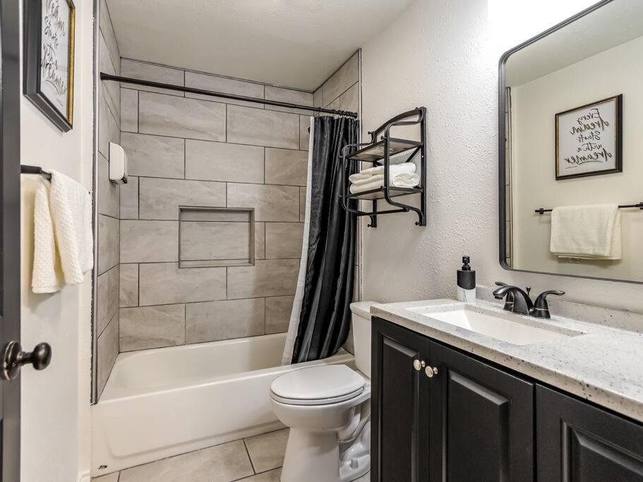 Stylish & Serene Modern Retreat Bartlesville Ngoại thất bức ảnh